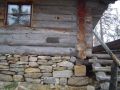 Sein��n oli kiinnitetty muistolaatta. Valitettavasti kuva on huonosti rajattu, eik� teksti n�y